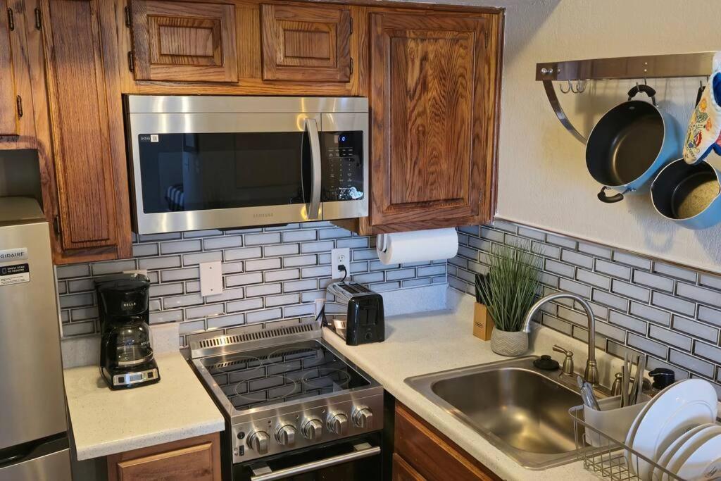 Cozy Updated Cove Of Heaven, 5Mins To Lake Hefner! Oklahoma City Esterno foto